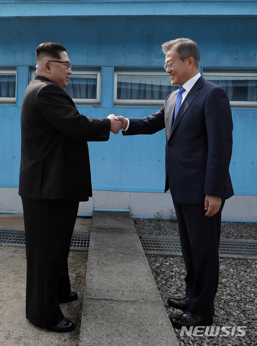 문재인 대통령과 김정은 북한 국무위원장이 지난해 4월27일 경기도 파주 판문점 군사분계선에서 만나 인사를 나누고 있다. (출처: 뉴시스)