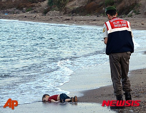 2015년 9월2일, 터키 구조대원이 해변에 떠내려온 아일란 쿠르디의 시신 현장을 조사하고 있다. 3살된 아일란은 시리아 난민으로 터키 항구에서 배를 타고 그리스 섬으로 가던 중 얼마 못 가 익사하고 말했다. (출처: 뉴시스)