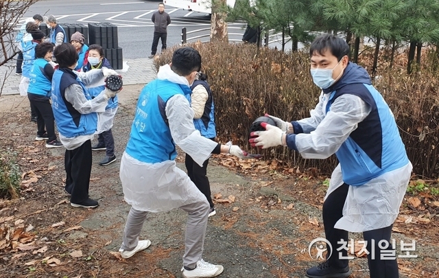 자생의료재단 ‘사랑의 연탄 나누기’에 참가한 봉사자들이 강남구  달터마을을 찾아 연탄을 전달하고 있다. (출처: 자생한방병원) ⓒ천지일보 2019.12.25