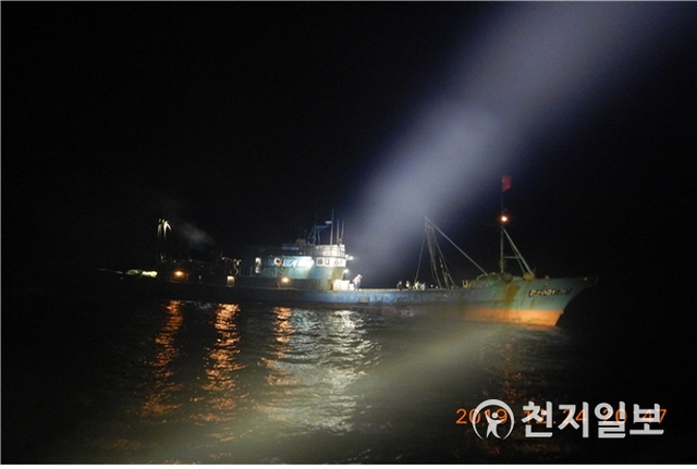 나포한 불법 중국 어선 선체. (제공: 해양수산부 서해어업관리단) ⓒ천지일보 2019.12.25