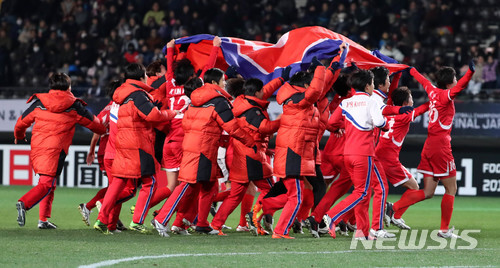 15일 오후 일본 지바 소가 스포츠파크에서 열린 2017 EAFF E-1 챔피언십 여자부 일본 대 북한의 경기에서 2대0으로 우승을 확정지은 북한 선수들이 환호하고 있다. (출처: 뉴시스) ⓒ천지일보 2019.12.26