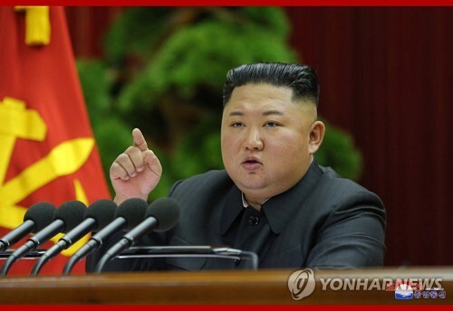 북한이 지난 28일 노동당 제7기 제5차 전원회의를 열었다고 조선중앙통신이 29일 보도했다. 김정은 국무위원장이 회의를 지도하며 운영·집행했다고 통신은 전했다. (출처: 연합뉴스)