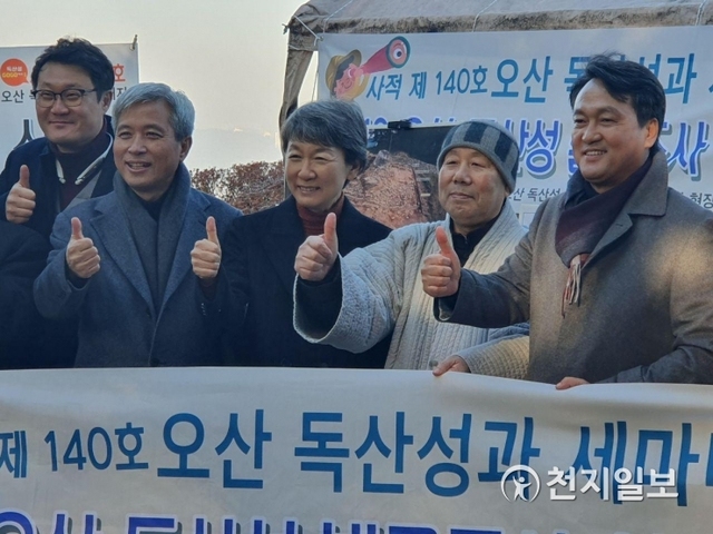곽상욱 시장이 지난 00일 독산성 유물 현장에서 기념 촬영을 하고 있다.ⓒ천지일보 2019.12.30