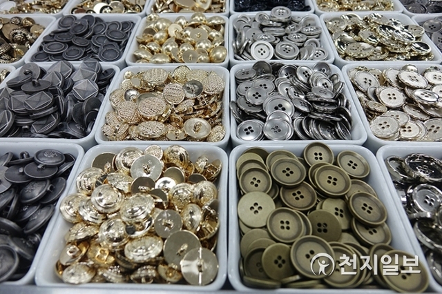서울 동대문역 부근의 동화시장 안에서 판매되고 있는 단추들 ⓒ천지일보 2019.12.30