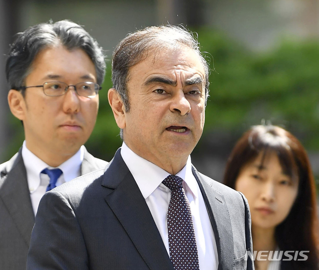 카를로스 곤(왼쪽)전 닛산 회장이 지난 5월 23일 공판 전 조정 절차를 위해 도쿄지방법원에 출석하고 있다. (출처: 뉴시스)