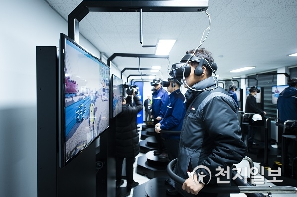 한국중부발전이 낙하관련 가상현실 안전체험을 하고 있다. (제공: 한국중부발전) ⓒ천지일보 2019.12.31