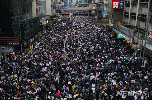 새해 첫날인 1일 홍콩 시내에서 대규모 민주화 요구 시위가 벌어지고 있다. (출처: 뉴시스)