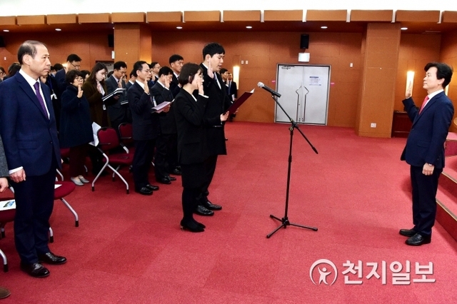 2일 오전 시청 시민홀에서 열린 시무식에서 조규일 시장을 비롯한 직원들이 공무원헌장 낭독과 청렴서약을 하고 있다. (제공: 진주시) ⓒ천지일보 2020.1.2