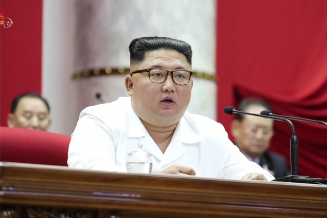 북한은 지난달 30일 노동당 제7기 제5차 전원회의를 3일째 진행하고 있다고 조선중앙TV가 31일 보도했다. 사진은 이날 조선중앙TV가 보도한 3일 차 회의에서 김정은 국무위원장이 단상에 오른 모습. (출처: 연합뉴스)