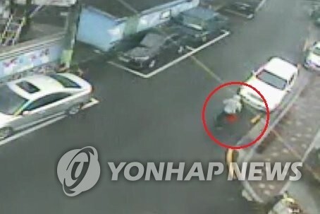 CCTV에 찍힌 ‘얼굴 없는 천사’ 성금 훔치는 절도범. (출처: 연합뉴스)