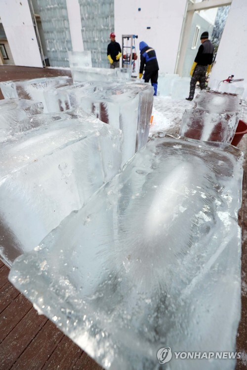 (청송=연합뉴스) 3일 경북 청송군 주왕산면 얼음골에서 관계자들이 얼음을 이용해 아이스 클라이밍 대회 경기장을 설치하고 있다.