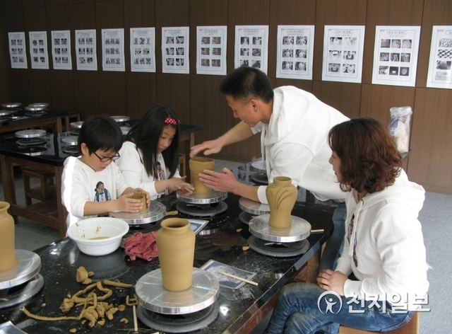전북 부안군 부안청자박물관에서 도자기 만들기 체험을 하고 있는 참가자들. (제공: 부안군) ⓒ천지일보 2020.1.3