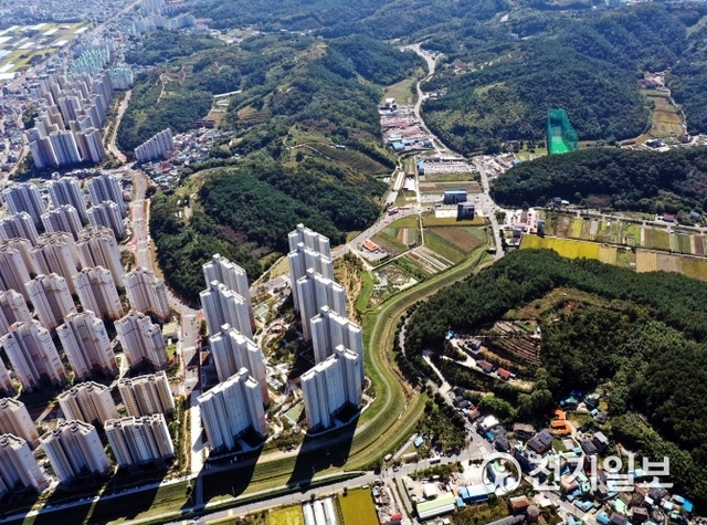 하늘에서 본 말티고개 일대 모습. 초전남부지구와 도동지구의 도시개발사업에 따른 인구유입에 대비해 ‘말티고개~장재 도로 확·포장사업’가 추진된다. (제공: 진주시) ⓒ천지일보 2020.1.3