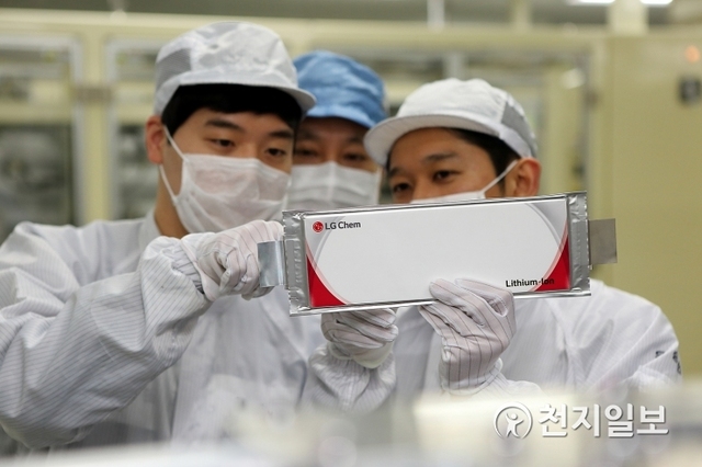 LG화학 오창공장에서 임직원들이 전기차 배터리를 점검하고 있다. (제공: LG화학) ⓒ천지일보 2019.5.15