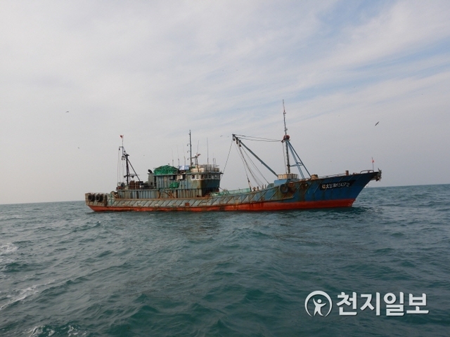 나포된 중국 어선 선체 모습. (제공: 해양수산부 서해어업관리단) ⓒ천지일보 2020.1.5