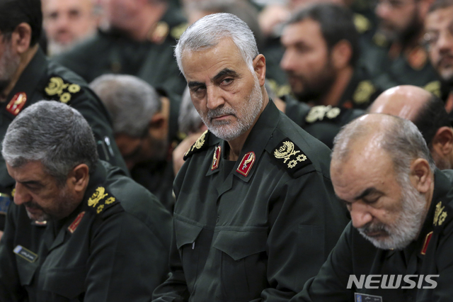 3일 이라크 바그다드 공항 공습으로 이란 혁명수비대 정예부대 쿠드스군을 이끄는 거셈 솔레이마니 사령관이 사망했다고 AP 등이 보도했다. (출처: 뉴시스)