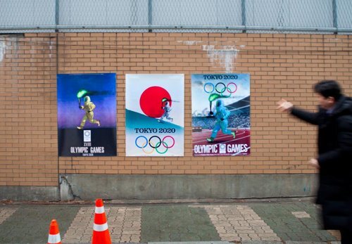 사이버 외교사절단 반크는 7월 24일부터 8월 9일까지 열릴 2020 도쿄(東京) 올림픽이 방사능 안전문제 우려를 낳을 수 있다는 패러디 포스터를 6일 제작했다. 이 포스터를 사회적관계망서비스(SNS) 등에 배포하기에 앞서 이날 오후 종로구 율곡로에 있는 주한일본대사관 신축 부지에 가설한 펜스에 부착했다. 포스터 디자인을 광고기획자 이제석씨가 맡았다. (서울=연합뉴스)