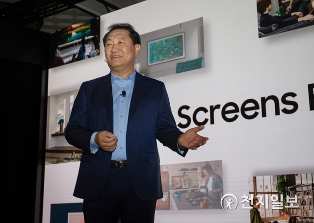 5일(현지시간) 미국 라스베이거스 시저스 팰리스 호텔에서 ‘삼성 퍼스트 룩 2020’ 행사가 열린 가운데 삼성전자 TV사업을 총괄하는 한종희 영상디스플레이사업부장(사장)이 삼성의 ‘스크린 에브리웨어(Screens Everywhere)’ 비전을 발표하고 있다. (제공: 삼성전자) ⓒ천지일보 2020.1.6
