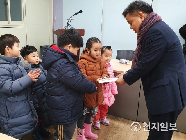[천지일보 진주=최혜인 기자] 경남 진주 소재 옥봉어린이집 원아들이 7일 중앙동 행정복지센터를 방문해 어려운 이웃을 돕기 위한 성금·성품 등 50여만원 상당을 전달하고 있다. (제공: 진주시) ⓒ천지일보 2020.1.7