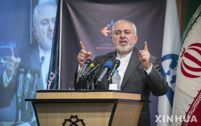 【 테헤란(이란)=신화/뉴시스】 모하마드 자바드 자리프 이란 외무장관이 지난해 10월22일(현지시간) 테헤란에서 열린 ‘국제법과 (미국의) 일방주의’ 국제회의에서 현재 중동위기의 책임은 미국에게 있다는 내용의 연설을 하고 있다. 2020.01.04