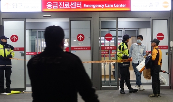 19일 밤 서울 신촌 세브란스 병원 응급실에 폭발물이 설치됐다는 신고가 들어와 경찰과 119구조대, 군이 합동으로 출동해 수색작업을 벌이고 있다. (출처: 연합뉴스)