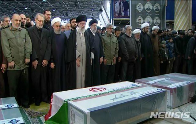 이란 최고지도자인 아야톨라 세예드 알리 하메네이(왼쪽에서 4번째)가 6일(현지시간) 이란 테헤란에서 열린 이란혁명수비대 쿠드스군 사령관 카셈 솔레이마니 중장추모 기도회를 직접 집전하고 있다. (출처: 뉴시스)