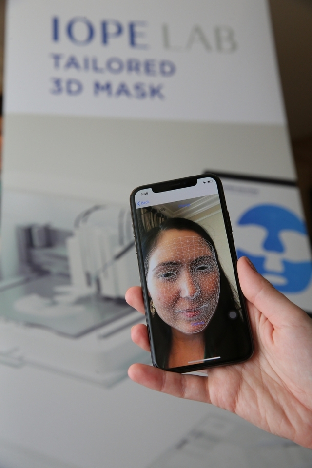 3D프린팅 맞춤 마스크팩얼굴 계측 장면. (제공: 아모레퍼시픽) ⓒ천지일보 2020.1.9