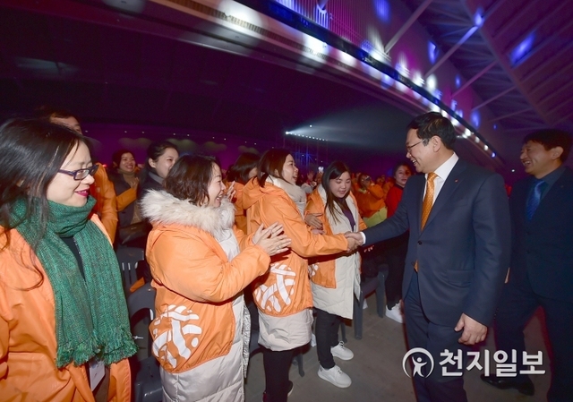 박남춘 인천시장이 9일 송도컨벤시아에서 열린 '중국 이용탕(溢涌堂) 기업 포상관광 기업회의'에서 참석자들과 인사를 나누고 있다. (제공: 인천시) ⓒ천지일보 2020.1.9
