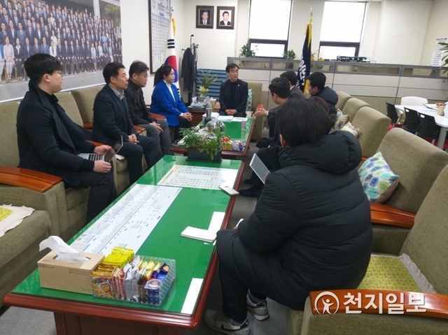 염종현 대표의원이 9일 3층 의원실에서 열린 신년 간담회에서 담소를 나누고 있다. (제공: 경기도의회) ⓒ천지일보 2020.1.9