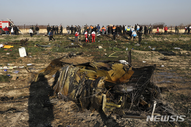 이란 테헤란 인근에 8일(현지시간) 우크라이나 여객기가 추락해 기체 일부가 불에 탄채 땅바닥에 나뒹굴어 있다. 이번 사고로 탑승자 176명 전원이 사망했다. (출처: 뉴시스)