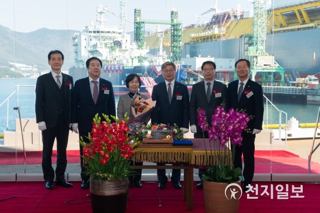 채희봉 한국가스공사 사장(오른쪽 세 번째)이 10일 삼성중공업 거제조선소에서 열린  국적 LNG 29호선 ‘SM JEJU LNG 2호’ 명명식에 참석한 관계자들과 기념촬영하고 있다. (제공: 한국가스공사) ⓒ천지일보 2020.1.10
