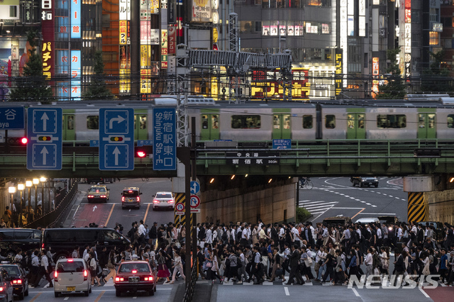 지난 6월 9일 일본 도쿄 신주쿠에서 길을 건너는 일본 시민들. (출처: 뉴시스)