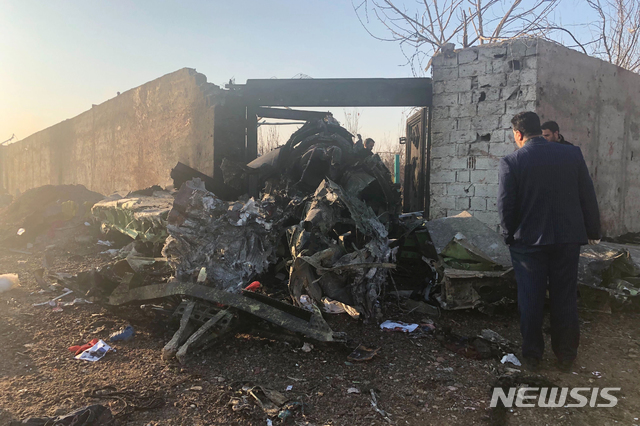 이란 테헤란 외곽의 농경지에서 8일 테헤란 공항 이륙 직후 추락한 우크라이나 여객기의 부서진 잔해가 보이고 있다. 약 180명의 탑승객은 전원이 사망했다. (출처: 뉴시스)