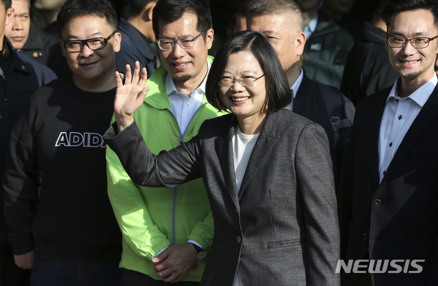 대만 총통 선거가 치러지는 11일 집권당 민진당 후보 차이잉원(蔡英文) 총통이 타이베이시 인근 신타이베이시의 투표소에서 유권자들에게 손을 흔들고 있다(출처: 뉴시스)