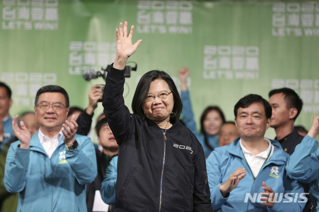 차이잉원 대만 총통이 11일(현지시간) 타이베이에서 지지자들과 함께 자신의 연임 성공을 자축하고 있다. (출처: 뉴시스)
