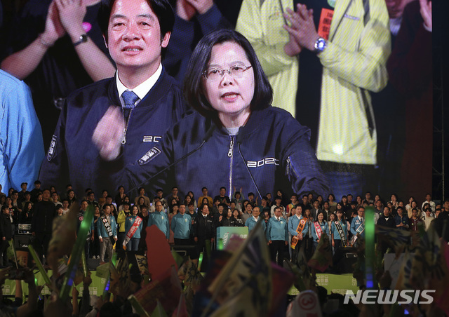 대만의 집권 민진당 후보 차이잉원(가운데) 총통이 10일(현지시간) 타이베이에서 마지막 선거유세를 마쳤다. 그는 유세에서 