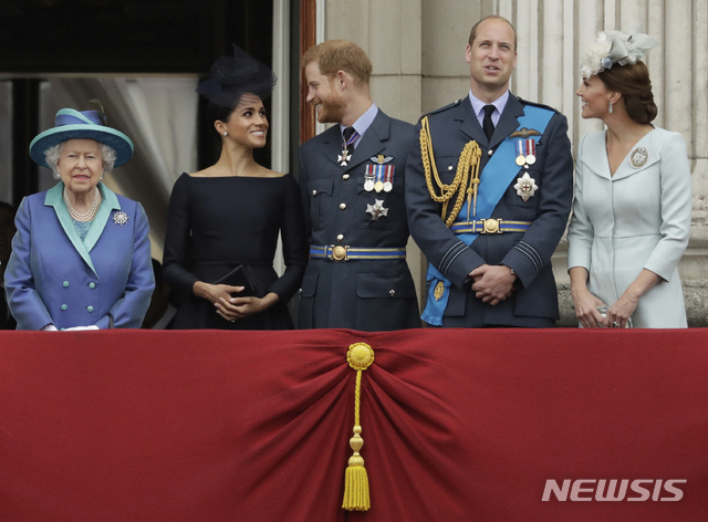 2018년 7월10일(현지시간) 영국 왕실 일가가 런던 버킹엄궁을 지나는 왕립공군의 공중분열식을 지켜보고 있다. 왼쪽부터 엘리자베스 2세 여왕, 메건 마클 왕자비, 해리 왕자, 윌리엄 왕세손, 케이트 미들턴 왕세손비. (출처: 뉴시스)
