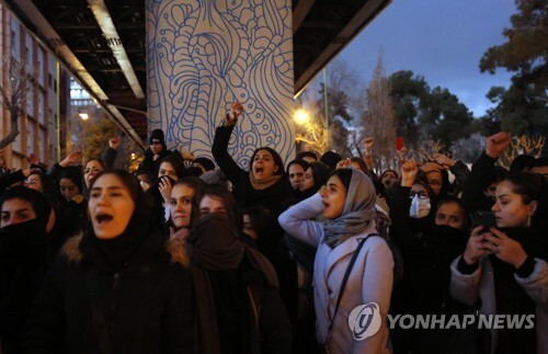 우크라이나 여객기 격추사건의 희생자들을 애도하기 위해 이란 테헤란에서 열린 집회. (출처: 연합뉴스)