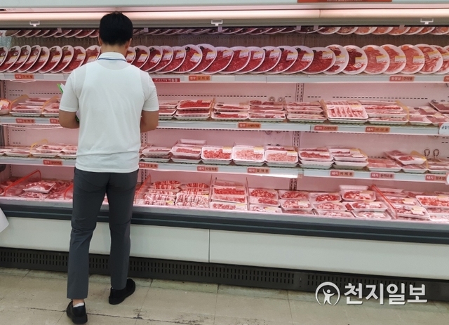 진주시 축산물 영업장 이력제 위반 단속 모습. (제공: 진주시) ⓒ천지일보 2020.1.12