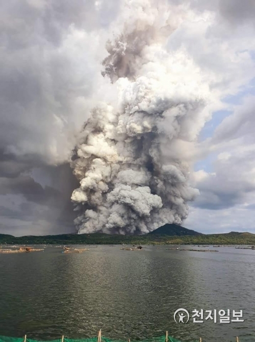 [천지일보=이솜 기자] 12일 오후 필리핀의 유명 관광지인 따가이따이의 따알 화산이 폭발했다. 따알화산은 수억년 전 폭발한 분화구에 1977년 다시 폭발이 일어나 작은 분화구가 또 하나 생긴 이중화산이다. 세계에서 가장 작은 활화산이며, 현재도 주기적으로 폭발이 일어나고 있다. 이날 오후 1시 30분부터 화산의 출입이 통제됐으며 인근 거주 주민들도 대피했다.(출처: 교민 커뮤니티)ⓒ천지일보 2020.1.12