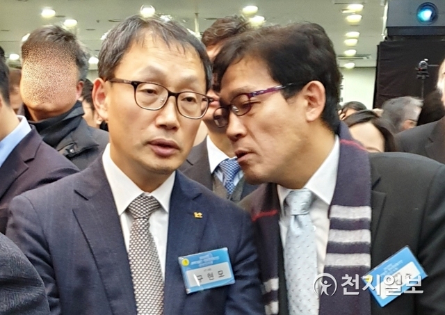 [천지일보=정다준 기자] 한국과학기술단체총연합회와 한국정보방송통신대연합이 13일 오후 서울 강남구 한국과학기술회관에서 ‘2020 과학기술인정보방송통신인 신년인사회’를 개최했다. 사진은 KT 차기 최고경영자(CEO) 내정자 구현모 사장(왼쪽)과 박대수 KT CR부문장(오른쪽)이 이야기를 나누고 있는 모습. ⓒ천지일보 2020.1.13