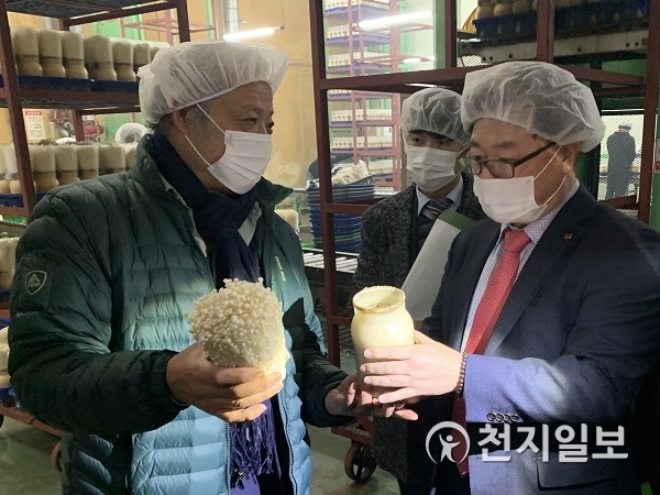 박일준 한국동서발전 사장(오른쪽)이 그린피스농원 관계자로부터 버섯 생산시설에 대한 설명을 듣고 있다. (제공: 한국동서발전) ⓒ천지일보 2020.1.13