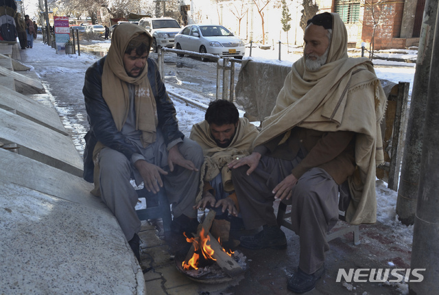 13일 파키스탄 남서부에 있는 발루치스탄주에서 추위에 떠는 시민들이 불을 쬐고 있다. (출처: 뉴시스)