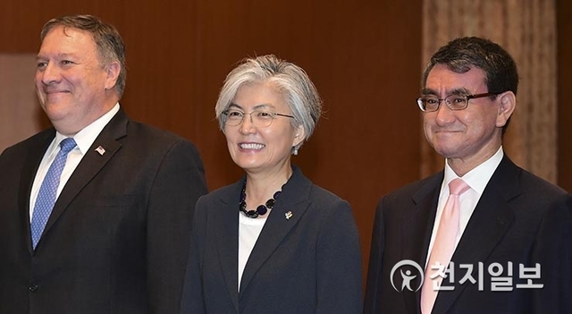 강경화(가운데) 외교부 장관과 마이크 폼페이오(왼쪽) 미국 국무장관, 고노 다로 일본 외무상. ⓒ천지일보DB
