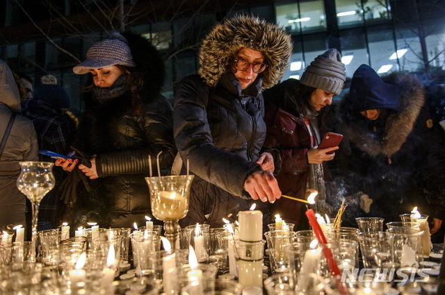 몬트리올 이란계 커뮤니티 회원들이 9일(현지시간) 캐나다 몬트리올에서 열린 이란 추락 우크라이나 여객기 희생자 추모식에 참석해 촛불을 밝히고 있다. 트뤼도 총리는 앞서 최소 63명의 캐나다인이 사망한 우크라이나 여객기 추락 사고가 이란의 미사일 격추 때문이라는 증거가 있다고 밝힌 바 있다. 캐나다, 미국, 영국 관계자들은 탑승자 176명 전원이 사망한 우크라이나 여객기 추락이 미국-이란 간 높은 긴장 속에 이란이 발사한 미사일에 의해 격추됐다고 주장하며 이는 이란의 실수였을 수도 있다고 밝혔다. (출처: 뉴시스)