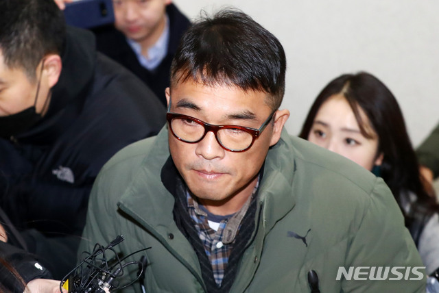 유흥업소 성폭행 혐의를 받는 가수 김건모가 15일 오전 서울 강남경찰서에 피고소인 조사를 받기 위해 출석하고 있다. (출처: 뉴시스)