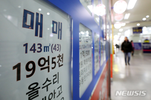 서울 송파구 한 상가의 부동산중개업소에 아파트 매매 가격이 게시돼 있는 모습. (출처: 뉴시스)