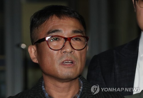 성폭행 의혹을 받는 가수 김건모가 15일 오후 피의자 신분으로 조사를 받은 뒤 서울 강남경찰서를 나서며 취재진의 질문에 답하고 있다. (출처: 연합뉴스)