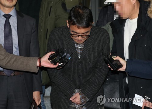 성폭행 의혹을 받는 가수 김건모가 15일 오후 피의자 신분으로 조사를 받은 뒤 서울 강남경찰서를 나서며 고개숙여 인사하고 있다. (출처:연합뉴스)