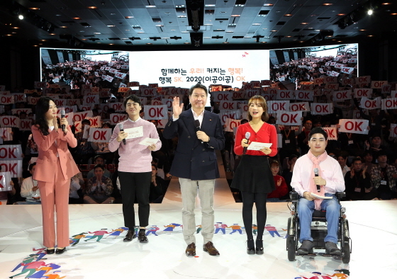 최태원 SK 회장(가운데)이 15일 서울 광장동 워커힐호텔에서 열린 ‘2020 신입사원과의 대화’에서 질문에 답하는 모습. (제공: SK)
